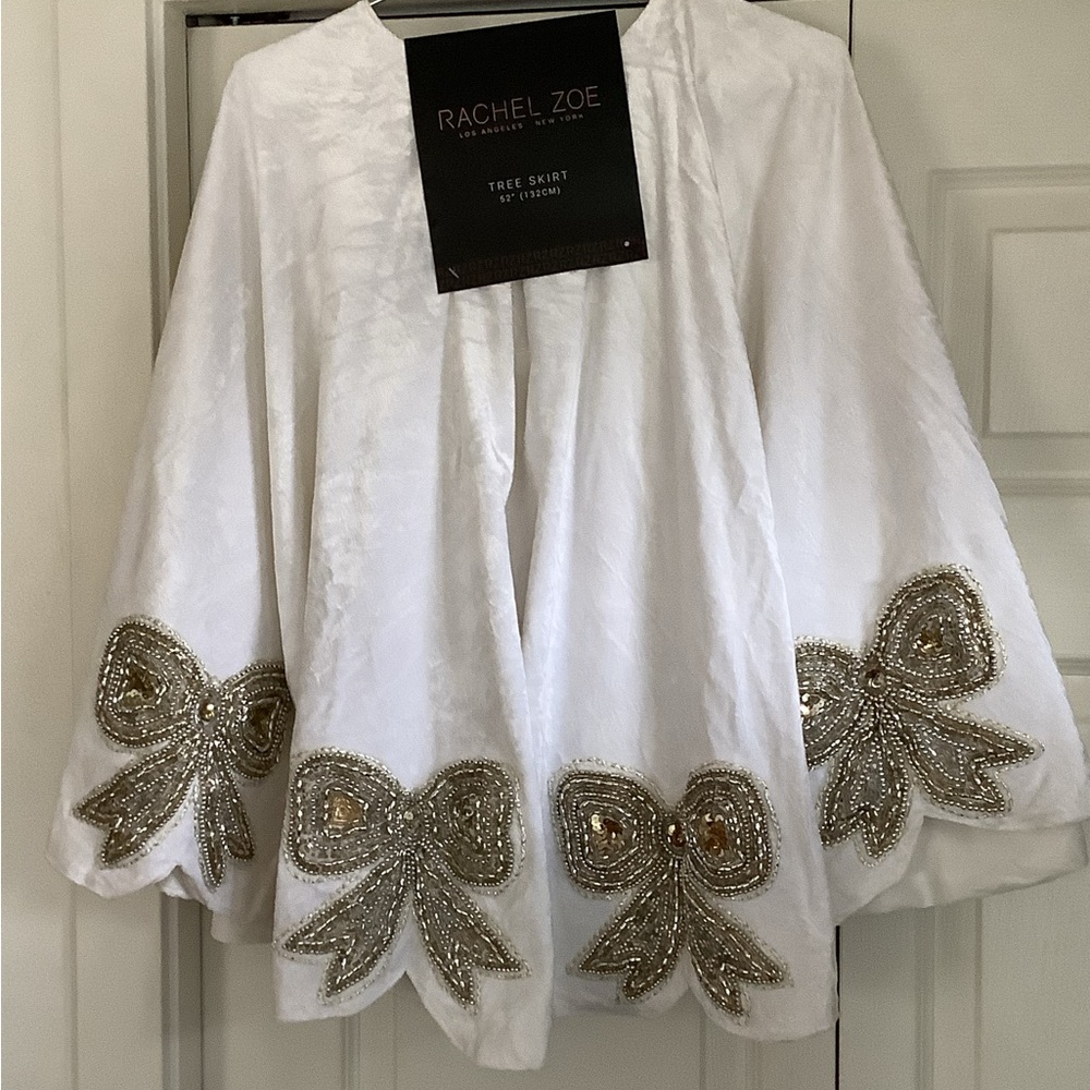 RACHEL ZOE,  ELEGANT White Tree Skirt with Gold Bow Accents.. 🎀